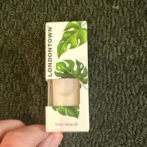 LONDONTOWN Illuminating Nail Concealer - Sheer Brightening